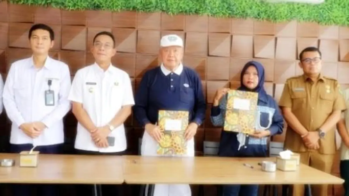 Bupati Gus Irawan Pasaribu saksikan penandatanganan perjanjian kontrak pembangunan huntap tahap II Pascabencana antara Yayasan Tzu Chi Indonesia dengan CV Reynand Utama.