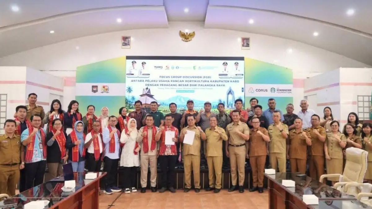 Bupati Karo dan Wakil Wali Kota Palangkaraya bersama peserta FGD kerja sama hortikultura saat penandatanganan kesepakatan distribusi komoditas pertanian di Kabupaten Karo.