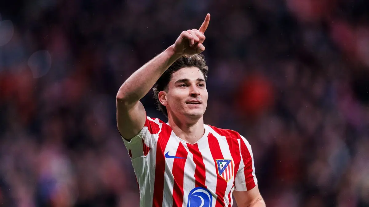 Julian Alvarez menegaskan tetap fokus di Atletico Madrid dan membantah rumor kepindahannya ke Barcelona yang disebutnya sebagai kebohongan.
