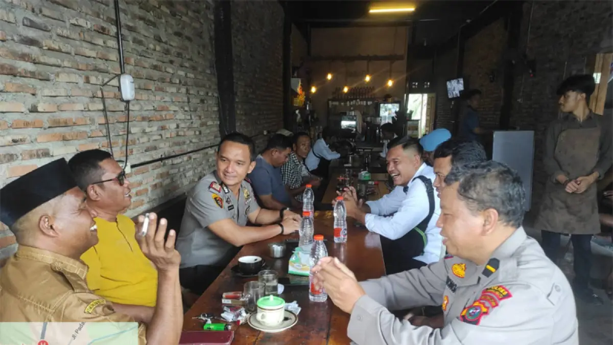 Kapolsek Na IX-X, AKP Gunawan Sinurat, silaturahmi kamtibmas bersama para kepala desa dan elemen masyarakat.&nbsp;