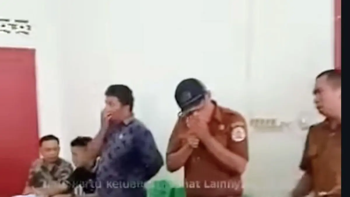 Lurah Padang Masiang Hendra Hutauruk saat menghadiri pertemuan dengan warga korban banjir di Kantor Camat Barus.