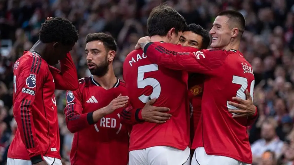 Para pemain Manchester United merayakan kemenangan jelang laga penting melawan Liverpool di Old Trafford.