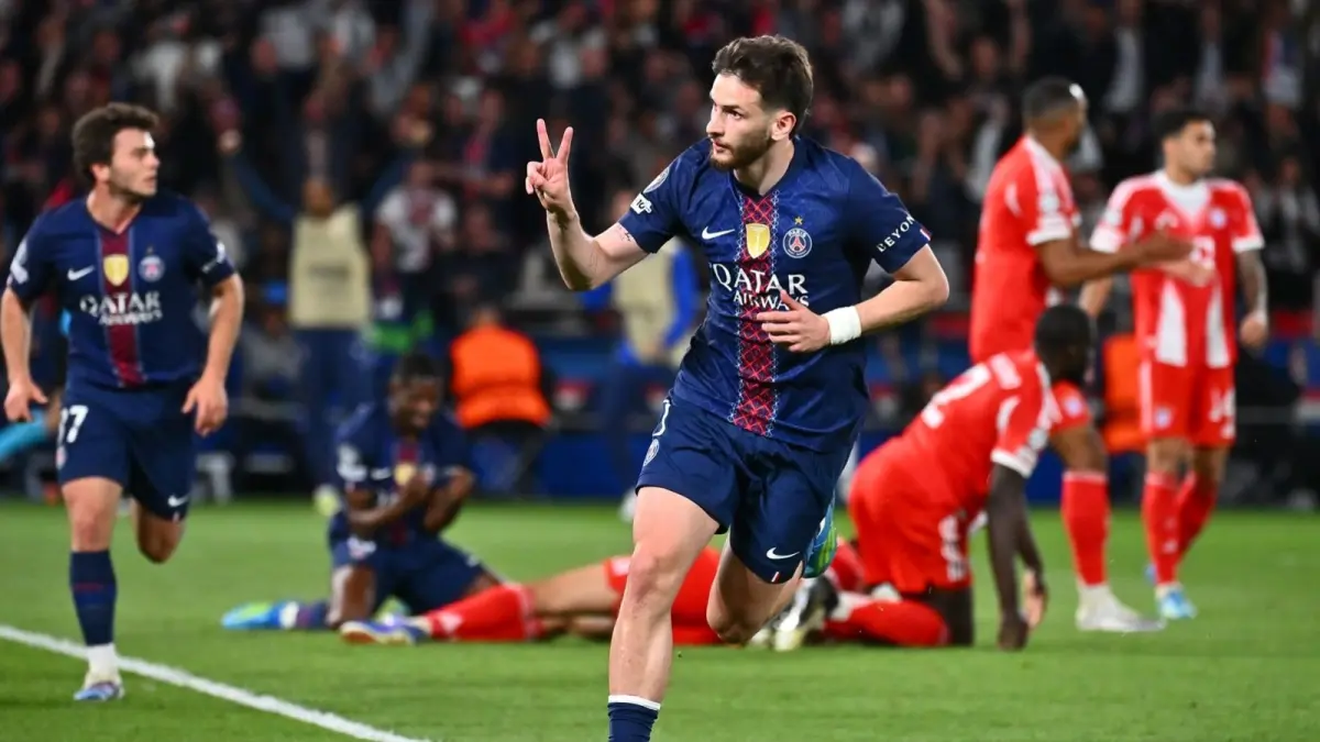 Pemain PSG merayakan gol dalam kemenangan dramatis 5-4 atas Bayern Munich di Parc des Princes.