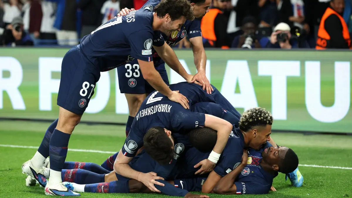 Pemain PSG merayakan gol ke gawang Bayern Munich dalam laga dramatis semifinal Liga Champions yang berakhir dengan skor 5-4 di Parc des Princes.