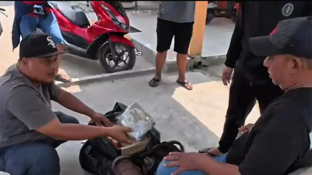 Penggeledahan seorang PMI asal Sampang Jawa Timur, Polisi menemukan 5 Kg sabu.