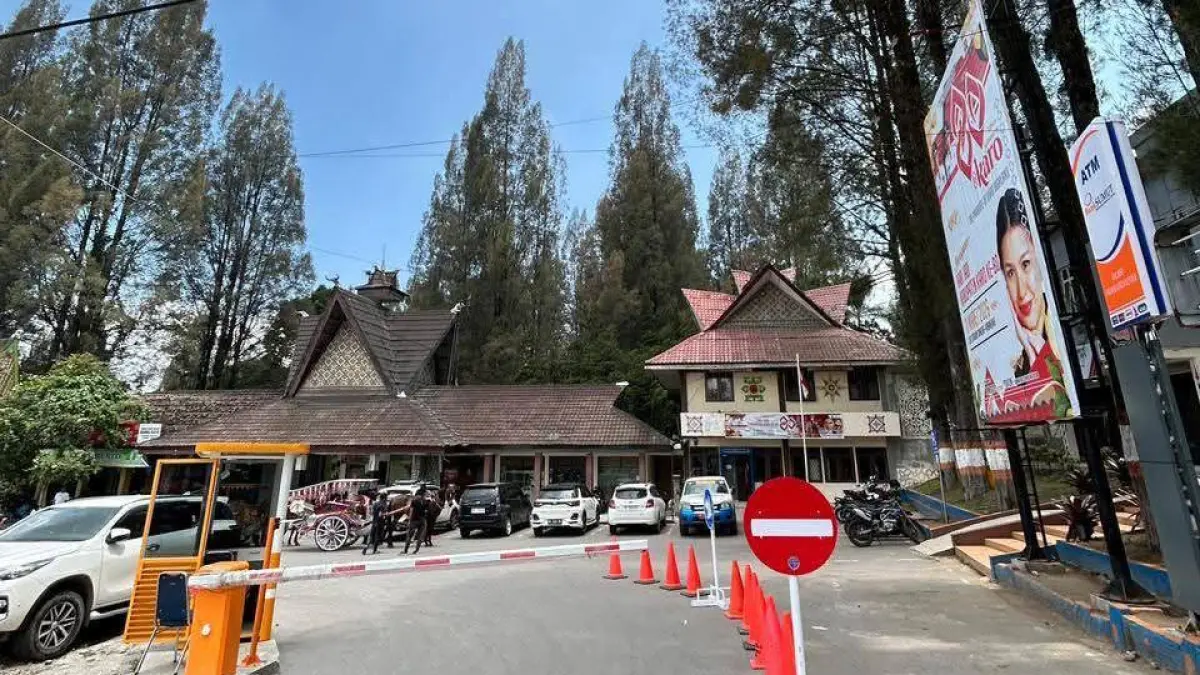Petugas menguji gate parkir otomatis di kawasan Open Stage Berastagi sebagai upaya meningkatkan PAD dan transparansi sistem parkir di Kabupaten Karo.
