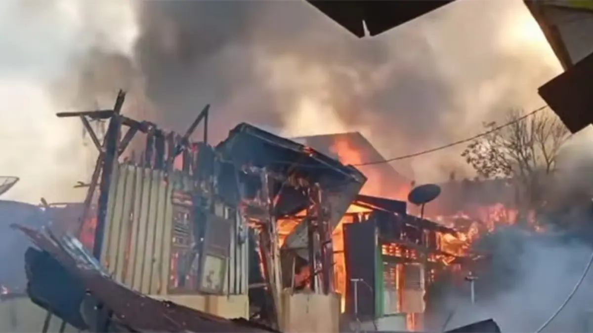 Salahsatu rumah warga terbakar di Jalan Bhakti Lama Rantauprapat.