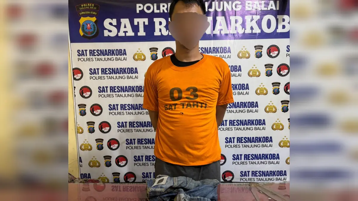Tersangka pengedar sabu beserta barang bukti diamankan personel Satres Narkoba Polres Tanjungbalai.