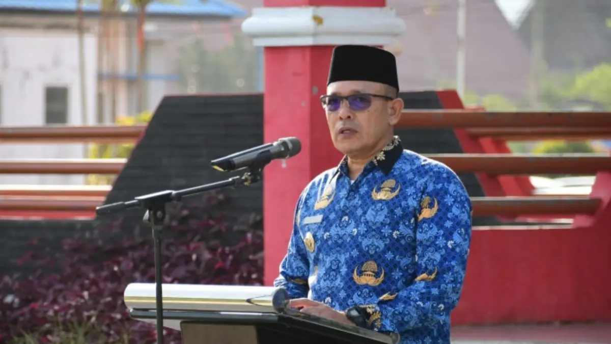 Wakil Bupati Tapanuli Tengah Mahmud Efendi menjadi inspektur upacara pada peringatan Hari Otonomi Daerah ke-30 di Lapangan GOR Pandan, Senin (27/4/2026).