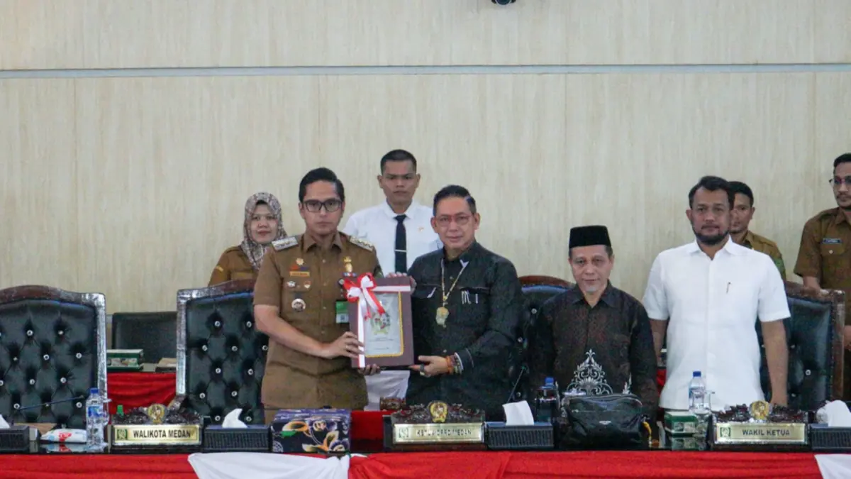 Wali Kota Medan Rico Waas menerima rekomendasi DPRD atas LKPJ Tahun Anggaran 2025 dalam rapat paripurna di Gedung DPRD Medan, Selasa (28/4/2026).