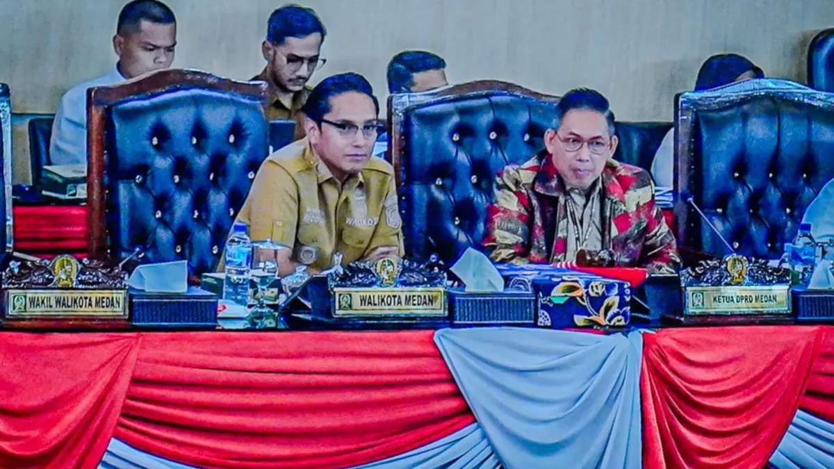 Wali Kota Medan Rico Waas menghadiri rapat paripurna DPRD Medan yang mengumumkan pergantian Wakil Ketua dari Fraksi PKS, Senin (27/4/2026).