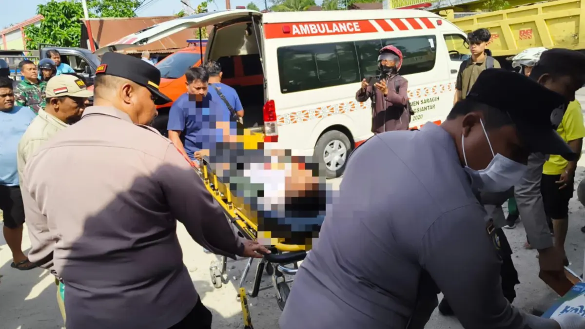 Jenazah Boy Mantri Damanik saat dievakuasi petugas dari lokasi penemuan di Jalan Parapat Km 7, Pematangsiantar, Selasa (28/4/2026).