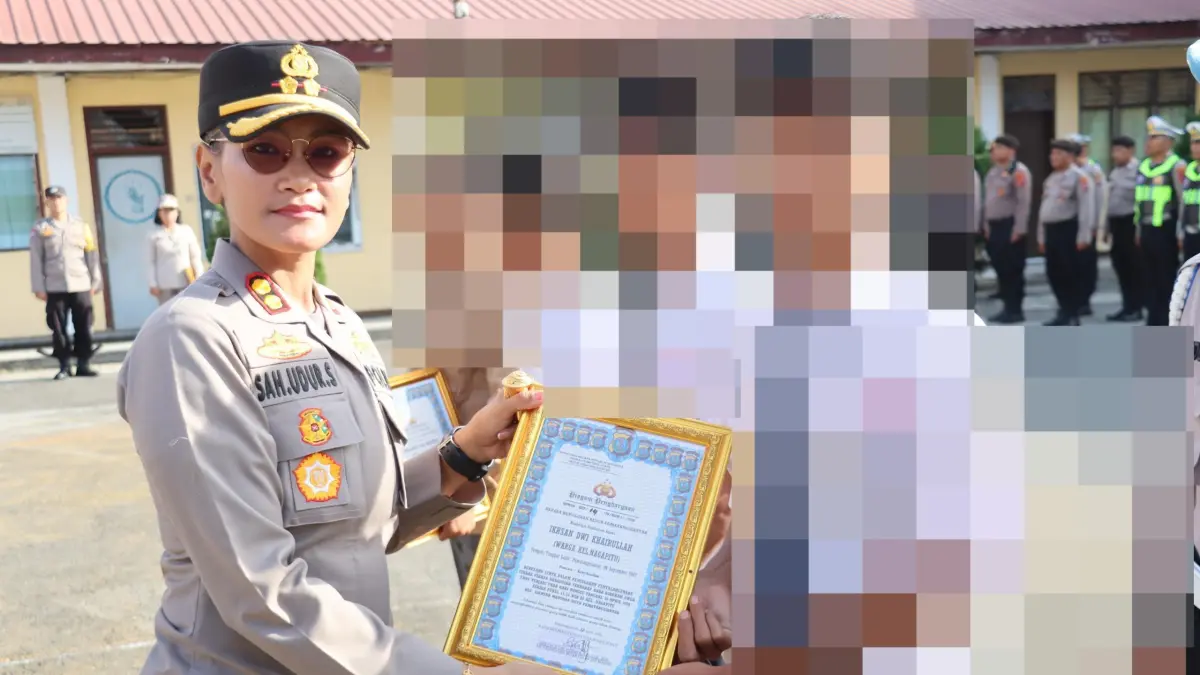 Kapolres Pematangsiantar menyerahkan penghargaan kepada warga yang berperan aktif dalam pencegahan narkotika.