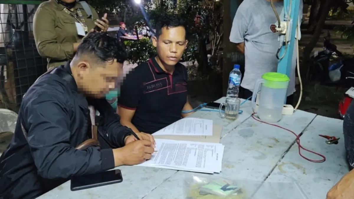 Pihak keluarga menandatangani surat pernyataan penolakan autopsi saat proses penanganan jenazah ASN HS di Pematangsiantar, Selasa (28/4/2026).