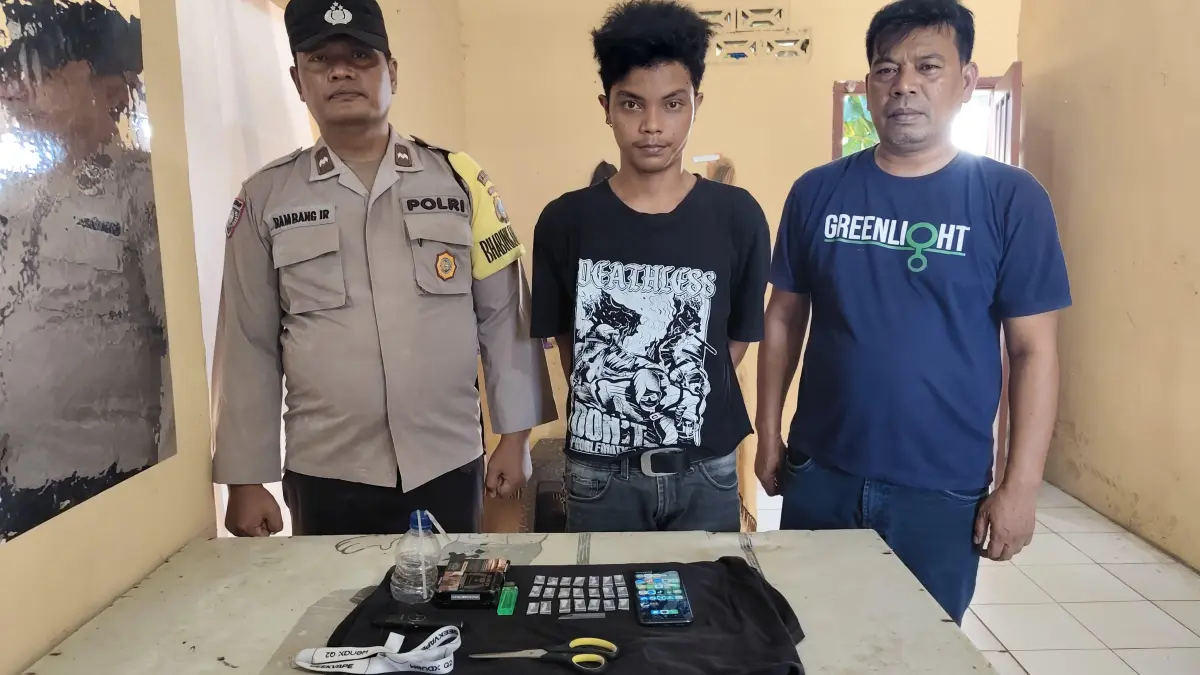 Tersangka kasus narkoba diamankan polisi usai penggerebekan rumah yang diduga jadi sarang sabu di Simalungun.