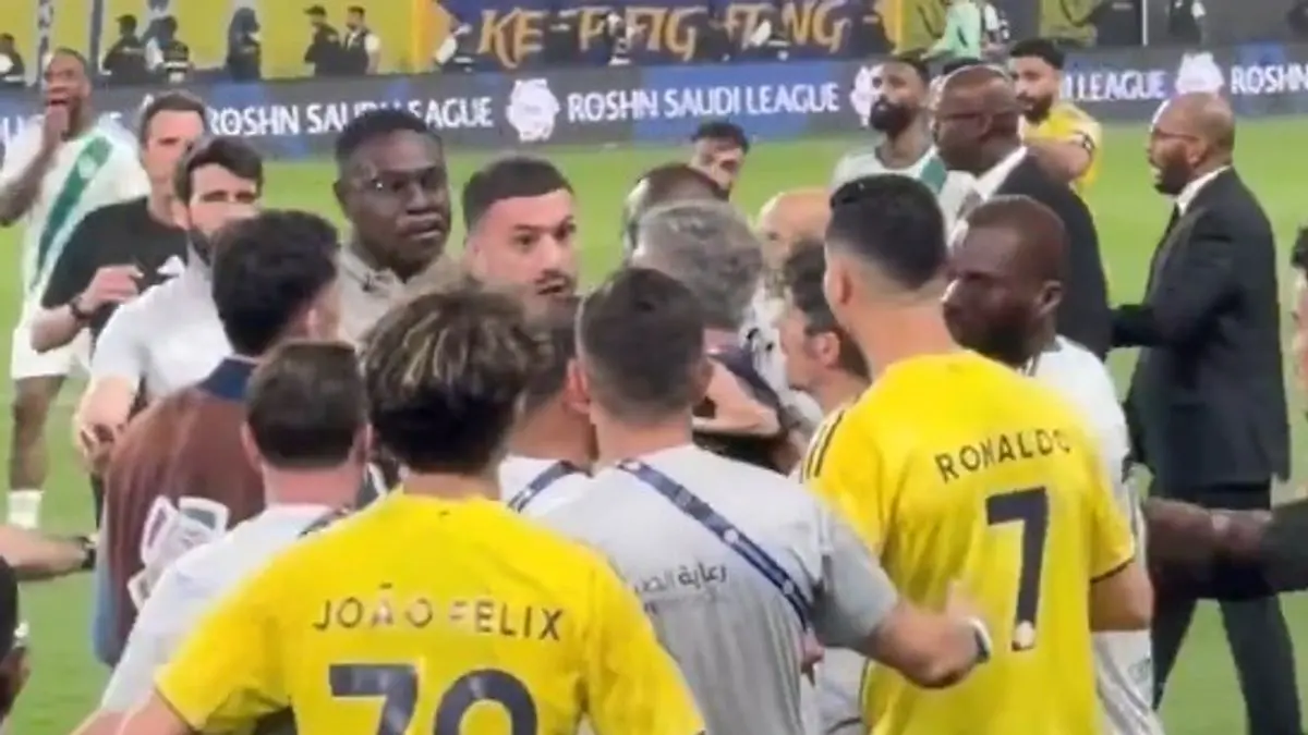 Cristiano Ronaldo dalam laga Al Nassr vs Al Ahli, yang diwarnai kontroversi keputusan wasit di Liga Arab Saudi.