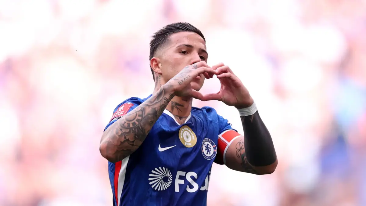 Enzo Fernandez saat membela Chelsea, di tengah spekulasi masa depannya yang dikaitkan dengan Real Madrid.