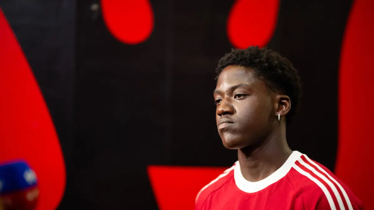 Kobbie Mainoo saat membela Manchester United di Old Trafford usai resmi memperpanjang kontrak hingga 2031.