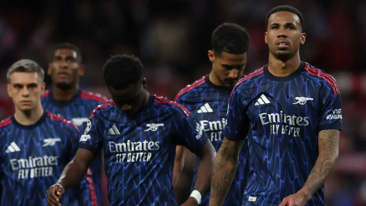 Pemain Arsenal berebut bola dengan Atletico Madrid pada leg pertama semifinal Liga Champions 2025/2026 yang berakhir imbang 1-1.