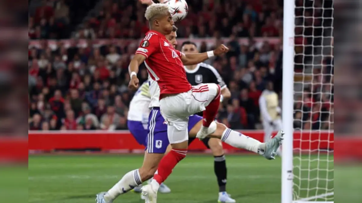  Pemain Nottingham Forest mencwtak gol ke gawang Aston Villa pada leg pertama semifinal Liga Europa 2025/2026.