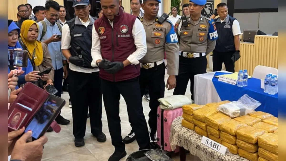 Petugas Polda Sumut menunjukkan barang bukti 22 kilogram sabu hasil pengungkapan jaringan narkoba internasional di Medan.