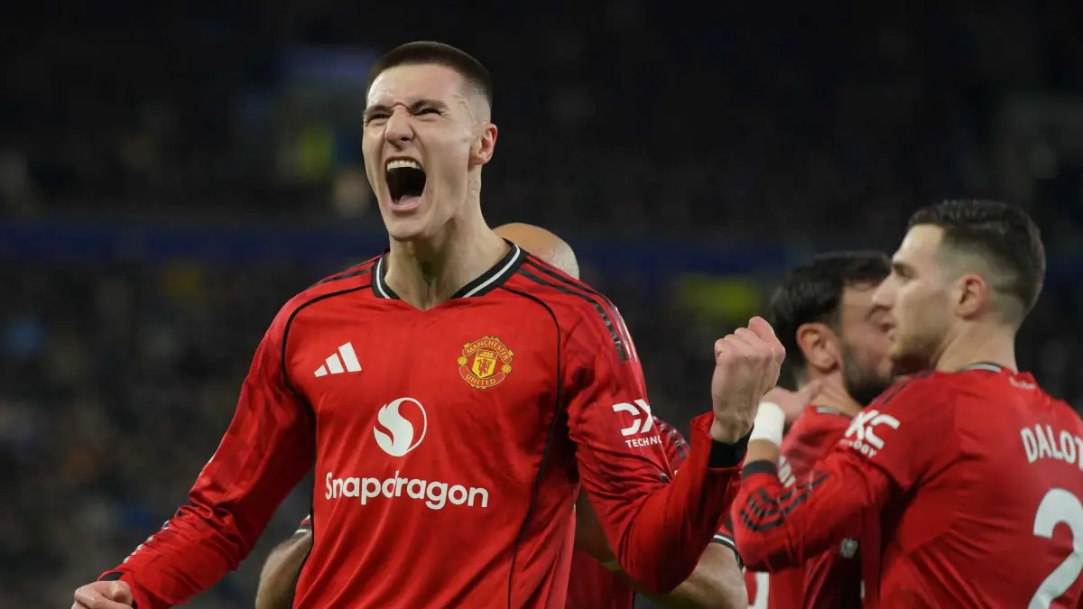 Benjamin Sesko merayakan gol bersama Manchester United. Ia menjadi striker paling efisien di Liga Inggris 2025/2026 berdasarkan tembakan tepat sasaran per 90 menit.