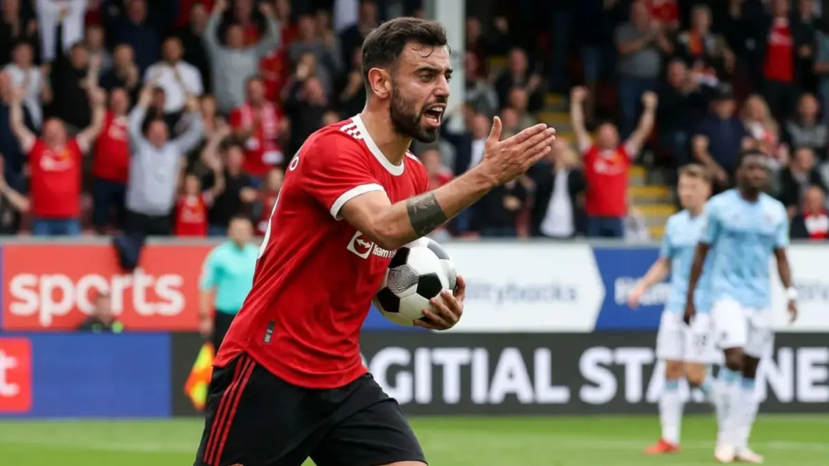 Bruno Fernandes saat mengatur serangan Manchester United. Di bawah arahan Michael Carrick, jumlah assist-nya melonjak dan mendekati rekor Liga Inggris.