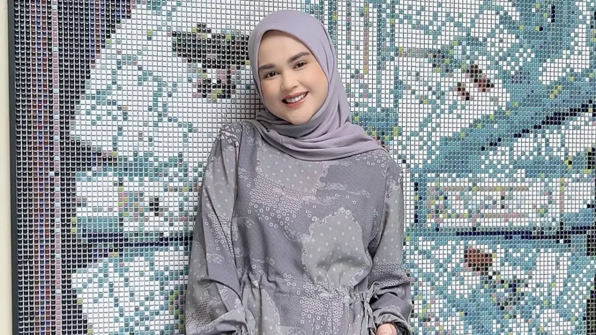 Cut Meyriska bersama suami Roger Danuarta saat menghadiri acara di Jakarta, mengungkap keinginan menambah momongan.