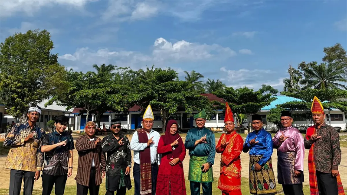 Kadisdik Labuhanbatu Abdi Jaya Pohan (tengah). (Foto:Ist)