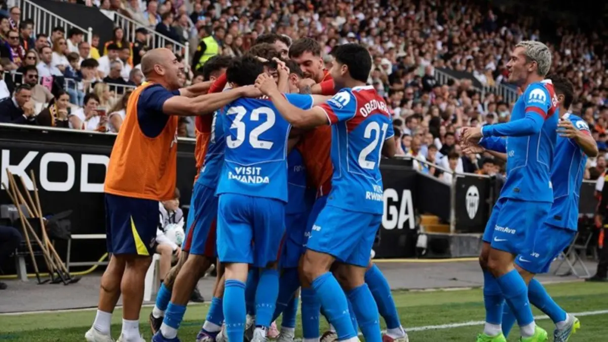 Marcos Llorente merayakan gol kedua Atletico Madrid saat mengalahkan Valencia 2-0 di Stadion Mestalla.