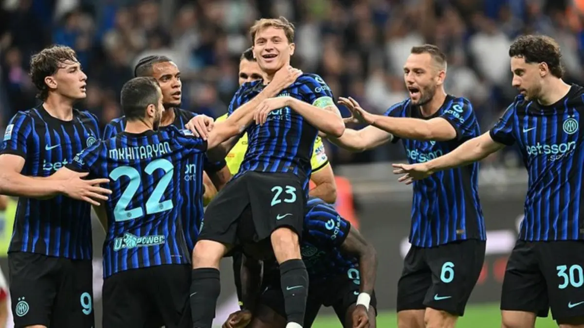 Para pemain Inter Milan merayakan kemenangan yang membawa mereka semakin dekat dengan gelar juara Serie A 2025/2026.