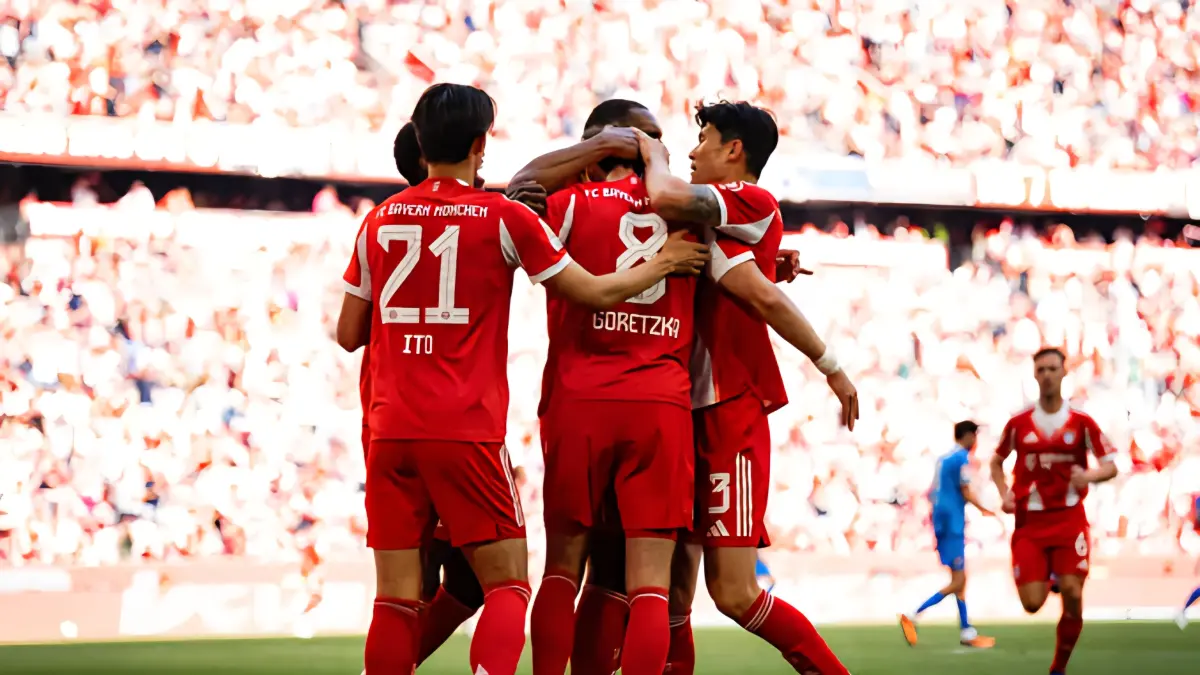 Pemain Bayern Munich bereaksi usai kebobolan dalam laga Bundesliga melawan Heidenheim di Allianz Arena.