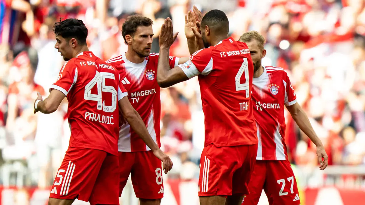 Pemain Bayern Munich merayakan gol penyama kedudukan di masa injury time saat menghadapi Heidenheim di Allianz Arena.