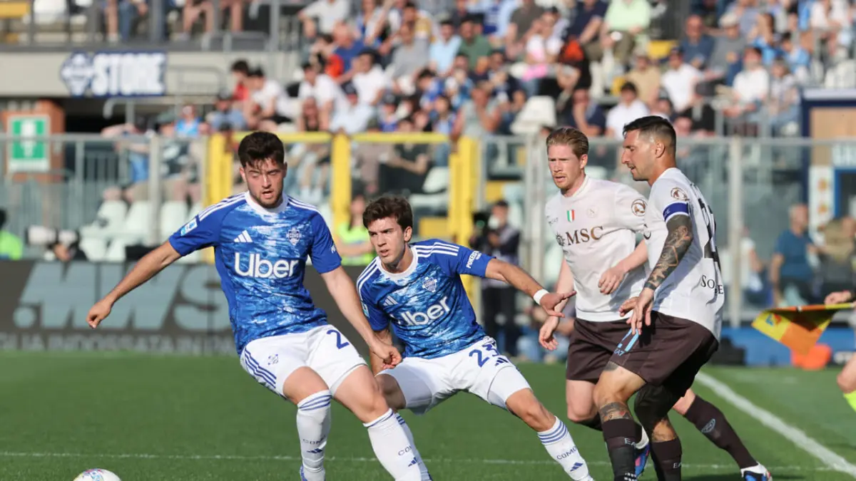 Pemain Napoli mencoba menembus pertahanan Como dalam laga Serie A di Stadion Giuseppe Sinigaglia yang berakhir tanpa gol.