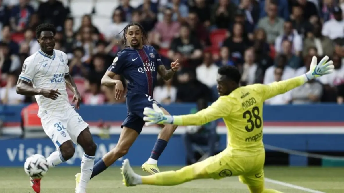 Pemain PSG Warren Zaïre-Emery mencetak gol saat menghadapi Lorient dalam laga Ligue 1 di Parc des Princes yang berakhir imbang 2-2.