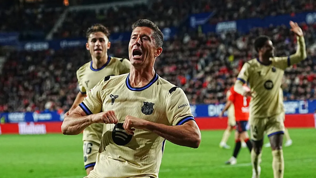 Robert Lewandowski merayakan gol pembuka Barcelona saat menghadapi Osasuna di Stadion El Sadar.