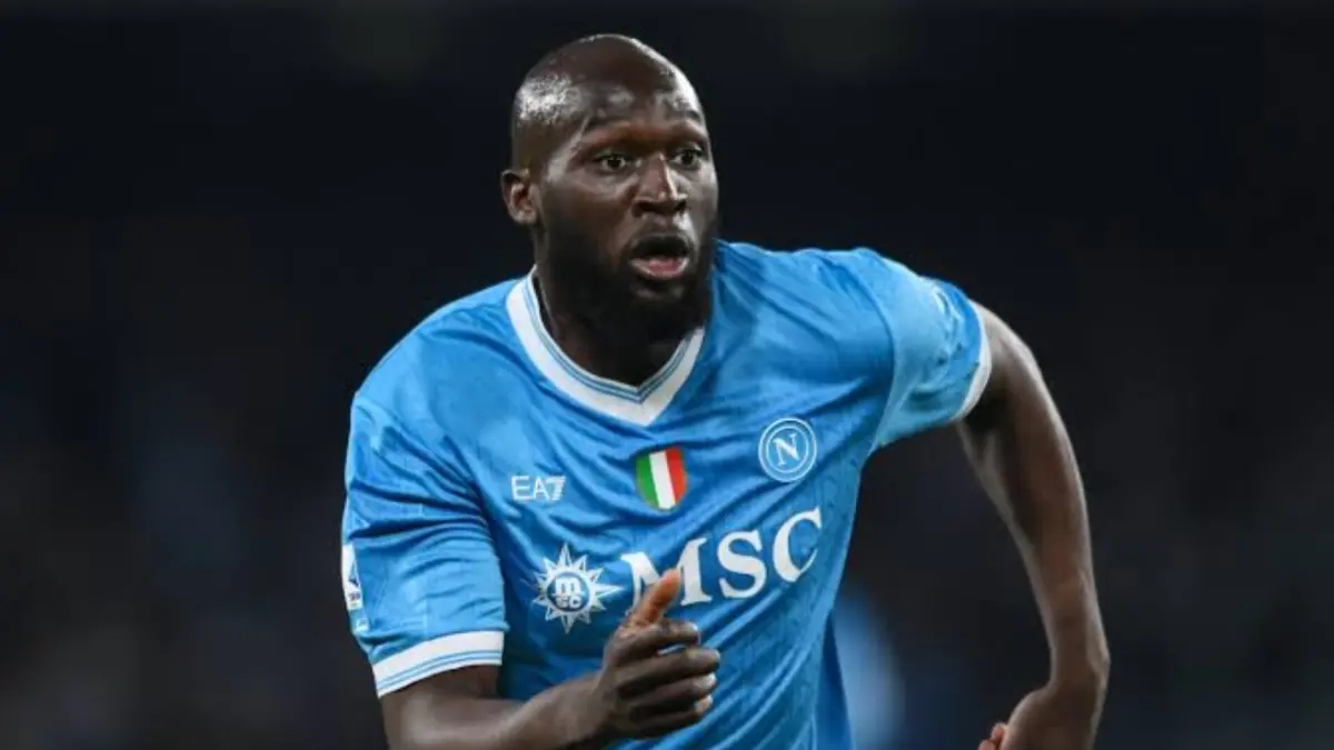Romelu Lukaku saat membela Napoli. Striker asal Belgia itu dikabarkan akan dijual dengan harga 20 juta euro pada bursa transfer mendatang.