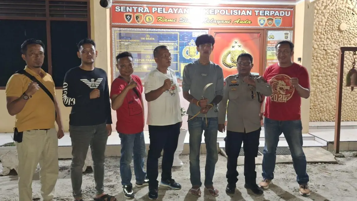 Ahmad Al Ayubi Waliyuddin alias Yubi saat diamankan polisi bersama barang bukti arit.
