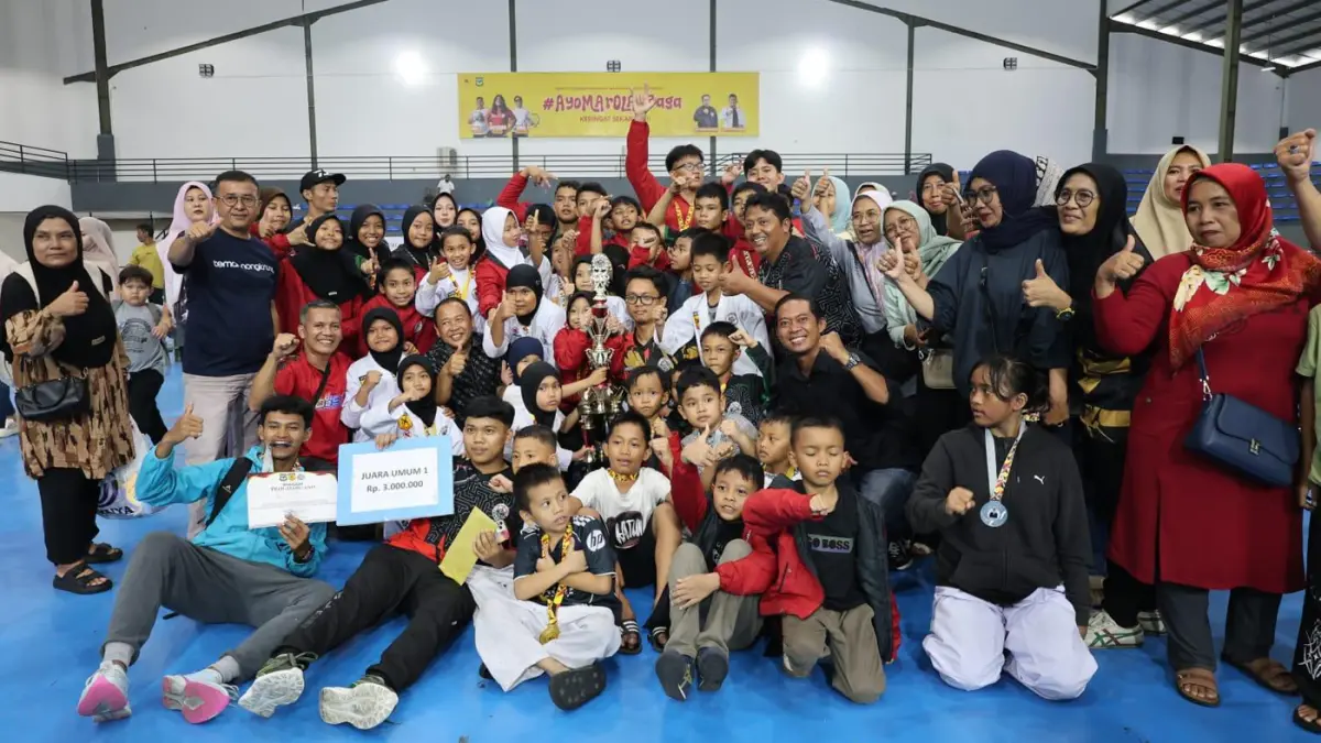 Atlet Dojo Dinas Pariwisata Pematangsiantar usai meraih juara umum pada Kejuaraan Karate Tako Piala Ketua DPRD Siantar 2026.