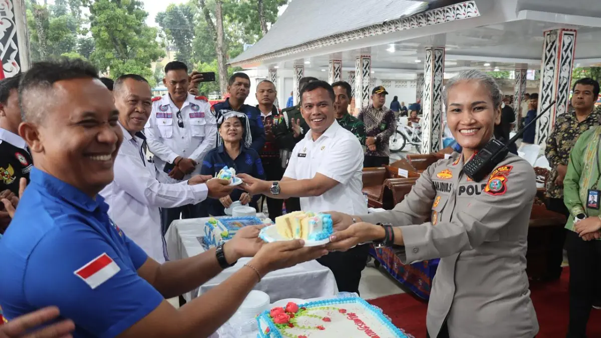  Buruh dan Forkopimda Pematangsiantar merayakan May Day 2026 dengan kegiatan bersama di Lapangan Adam Malik. 