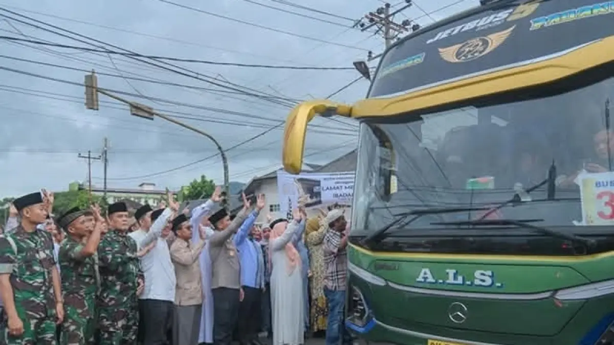 Disaksikan ribuan masyarakat 351 CJH Kota Padangsidimpuan, resmi dilepas Wali Kota H. Letnan Dalimunthe bersama Forkopimda di Masjid Agung Al- Abror Kota Padangsidimpuan, Minggu (3/5/2026).