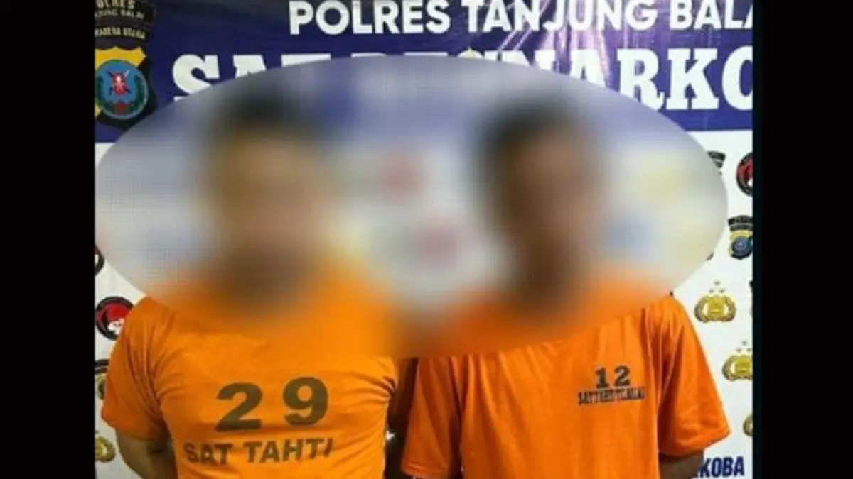 Dua tersangka pengedar sabu beserta barang bukti hampir 300 gram diamankan Satres Narkoba Polres Tanjungbalai usai operasi undercover buy.