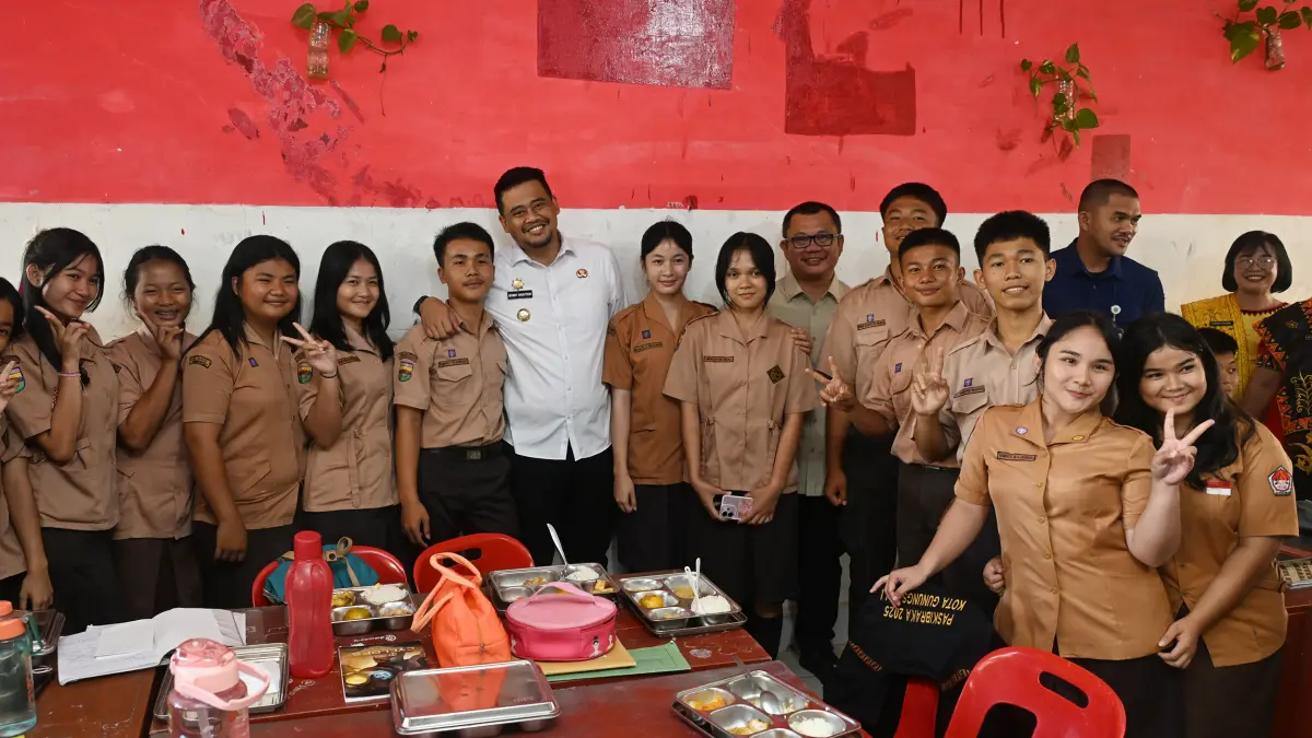 Gubernur Sumatera Utara Muhammad Bobby Afif Nasution saat meninjau kegiatan pendidikan di SMA Negeri 1 Gunungsitoli, terkait kebijakan SPMB 2026/2027.