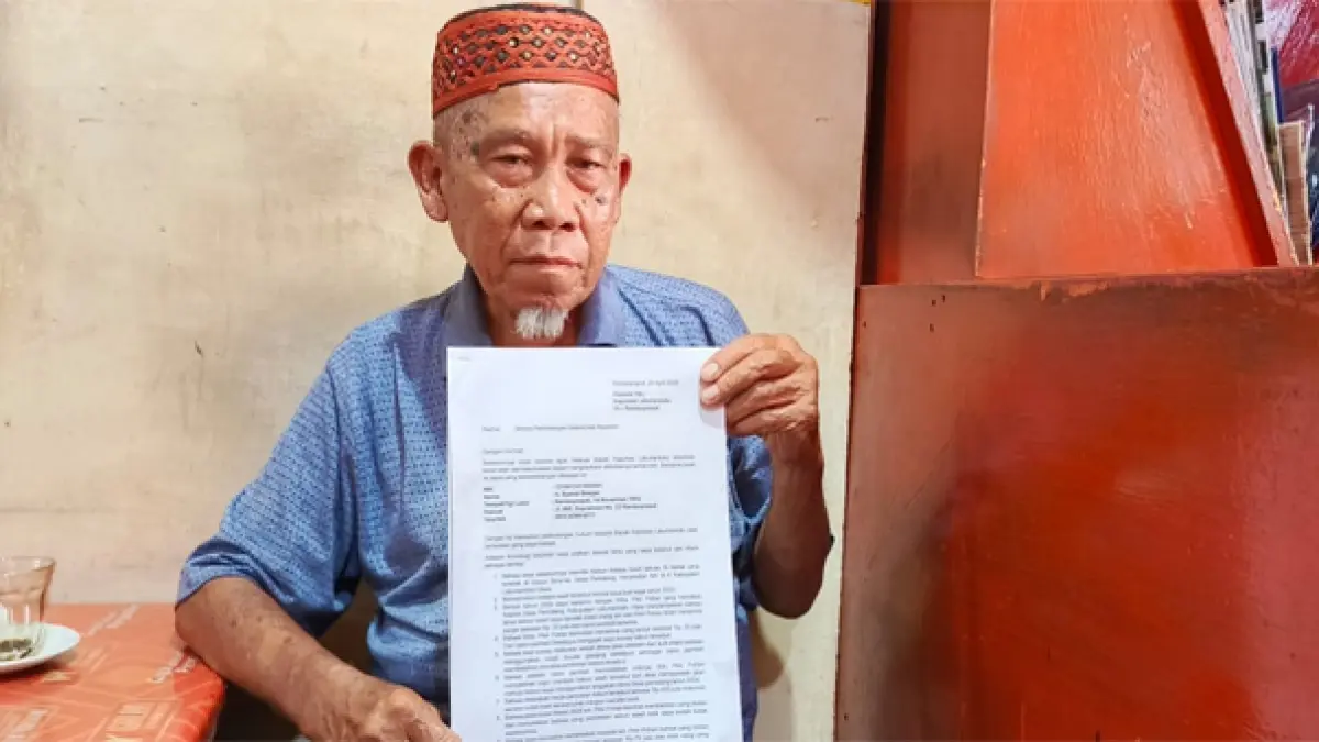 H Syakdi Siregar saat menunjukkan surat minta perlindungan hukum kepada Polres Labuhanbatu.