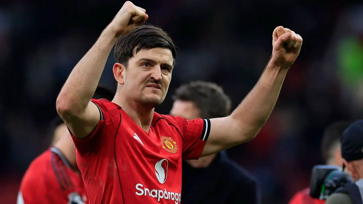 Harry Maguire. Pemain ini menahan sepakan keras pemain Liverpool dengan kepalanya saat MU menang 3-2 di Old Trafford.