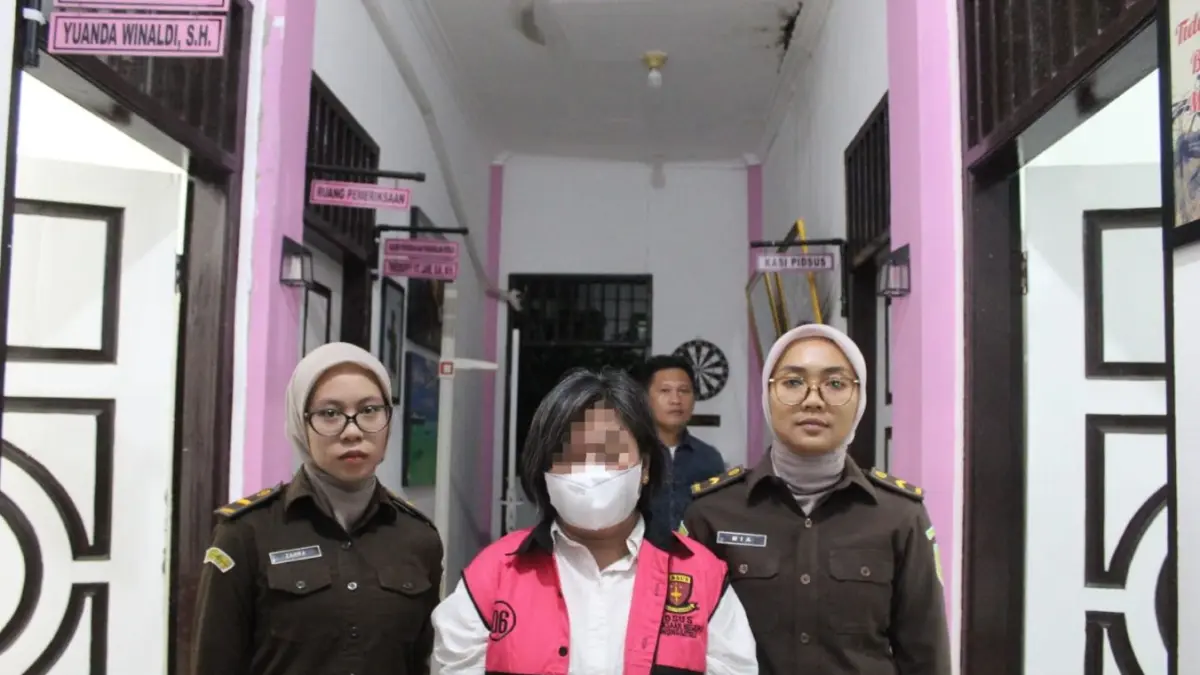 Kadis Kesehatan Nias berinisial ROZ saat ditahan penyidik Kejari Gunungsitoli terkait dugaan korupsi proyek RSU Pratama.