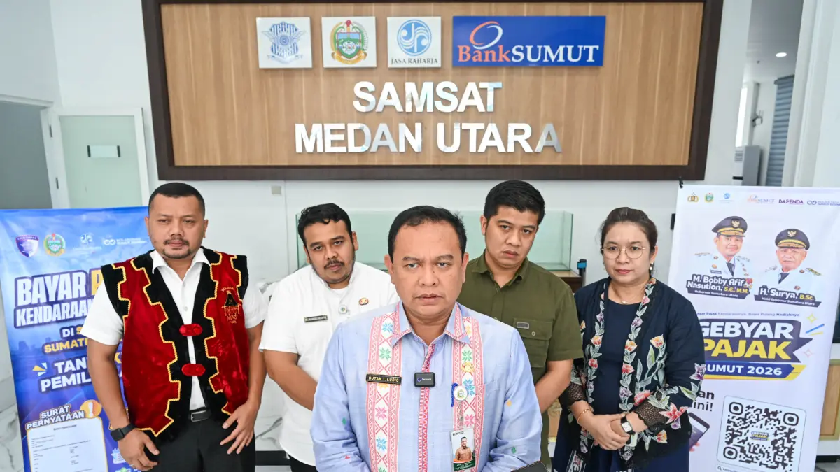 Kepala Bapenda Sumut Sutan Tolang Lubis saat sosialisasi kebijakan pembayaran PKB tanpa KTP pemilik lama di Kantor Samsat Medan Utara.