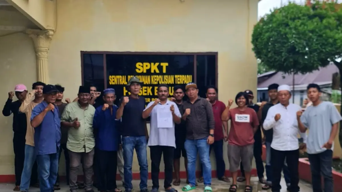 Ketua DPRD Tapteng Ahmad Rivai Sibarani bersama warga usai melaporkan Plt Lurah Padang Masiang ke Polsek Barus.