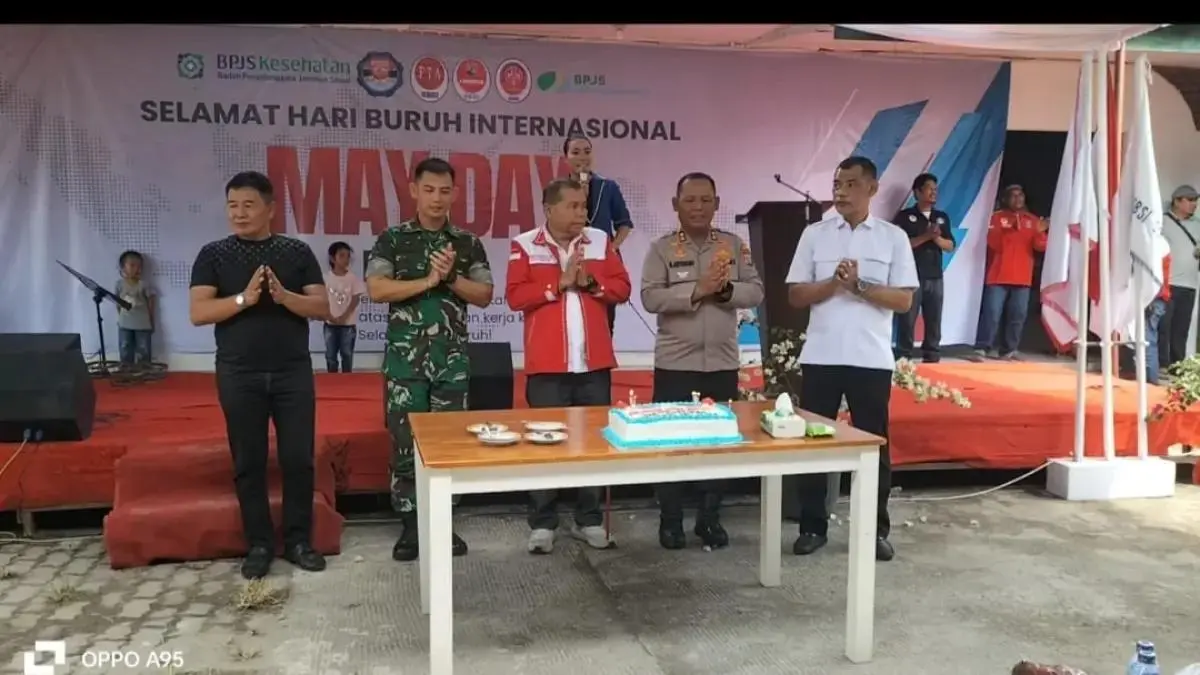 Ketua Umum FTA-SBSI Ramlan Sinaga bersama Forkopimda Simalungun saat peringatan May Day dan HUT ke-34 FTA-SBSI di KEK Sei Mangkei.