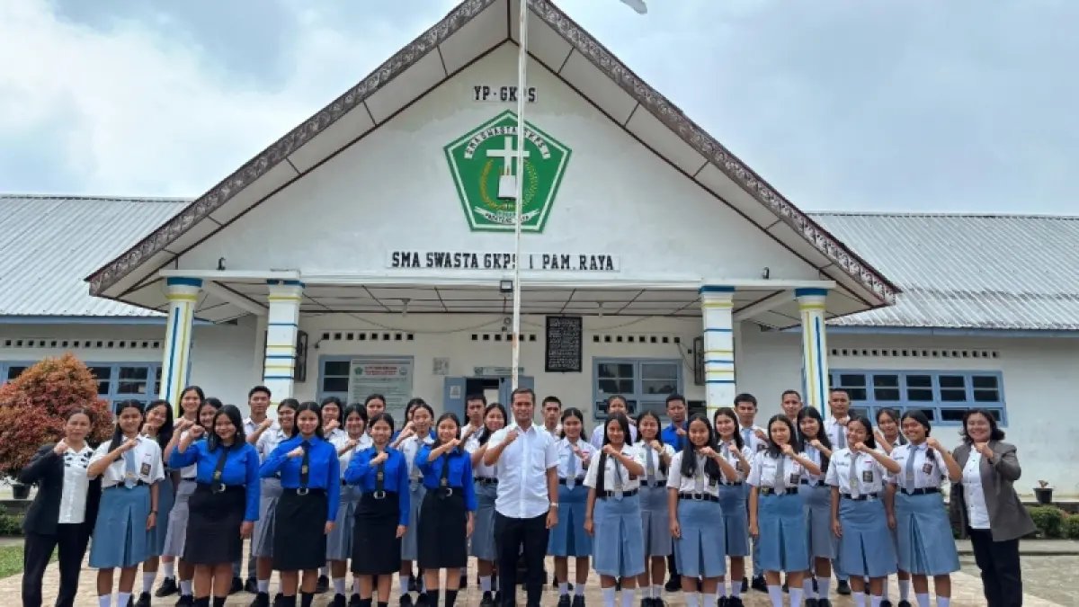 Ketua Yayasan Pendidikan GKPS, August Sinaga, berfoto bersama siswa SMA GKPS 1 Pematangraya usai kegiatan sekolah.